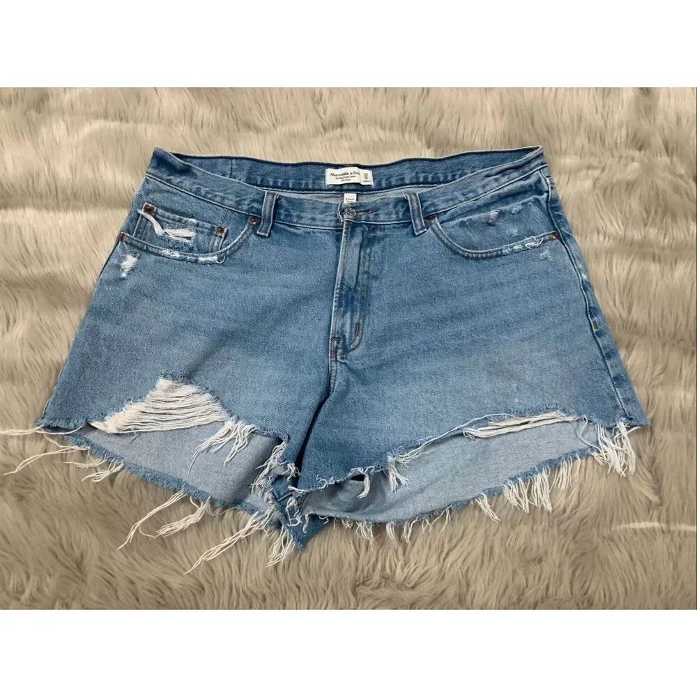 Abercrombie & Fitch Curve Love Boyfriend Short Mid Rise Distressed 33/16